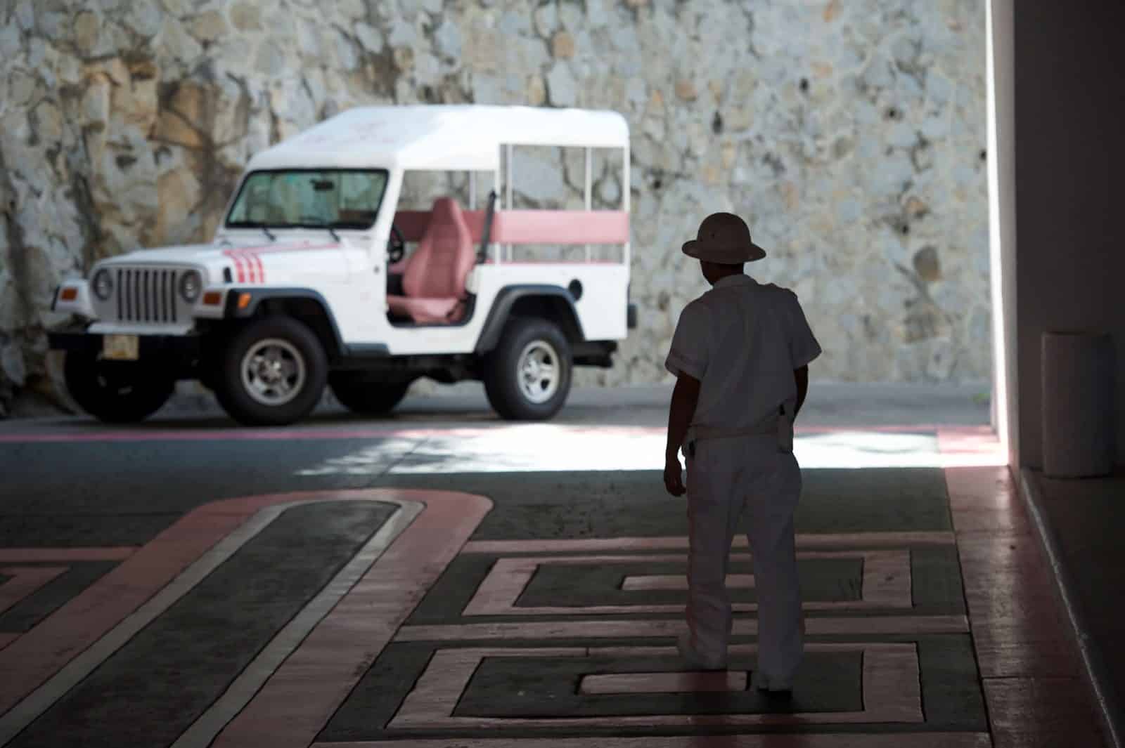 Jeep rosa y personal en hotel Las Brisas Acapulco